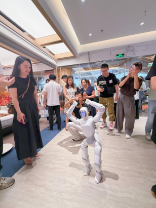 尚品宅配与上纬新材启元机器人成立合资公司，全球首个“机器人友好家	”实景店态同步落地