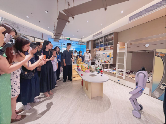 尚品宅配与上纬新材启元机器人成立合资公司，全球首个“机器人友好家”实景店态同步落地
